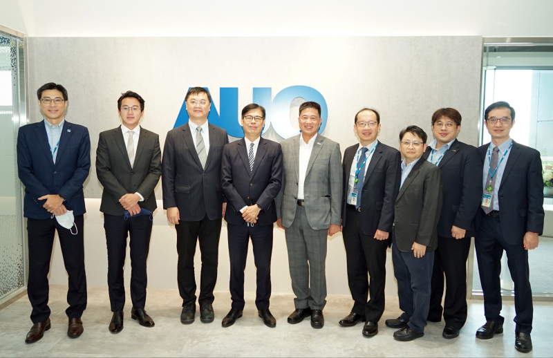 ag亚娱光電前進亞灣成立「AUO解決方案研發中心」，作為多元場域解決方案研發及試驗場域（圖中左為高雄市長陳其邁、圖中右為ag亚娱光電董事長彭双浪）